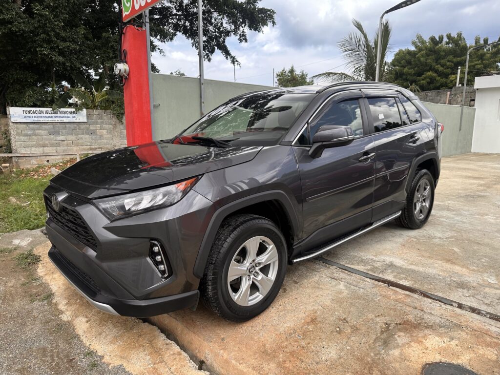 Toyota RAV4 LE 2021