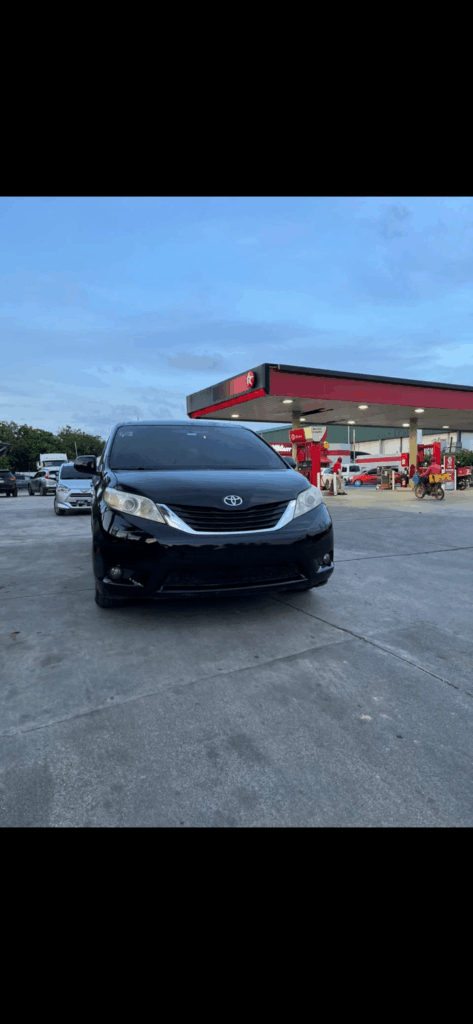Toyota Sienna LE 2012