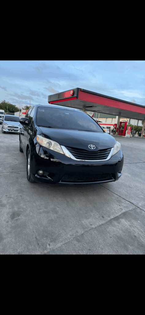 Toyota Sienna LE 2012