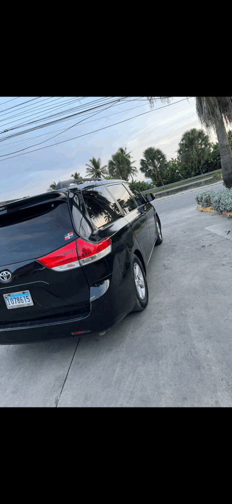 Toyota Sienna LE 2012