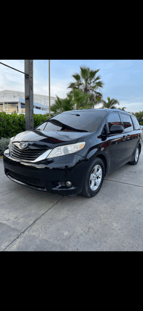 Toyota Sienna LE 2012