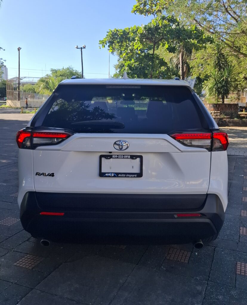 Toyota RAV4 LE 2021