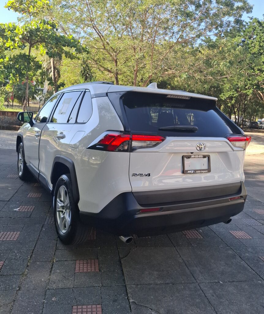 Toyota RAV4 LE 2021