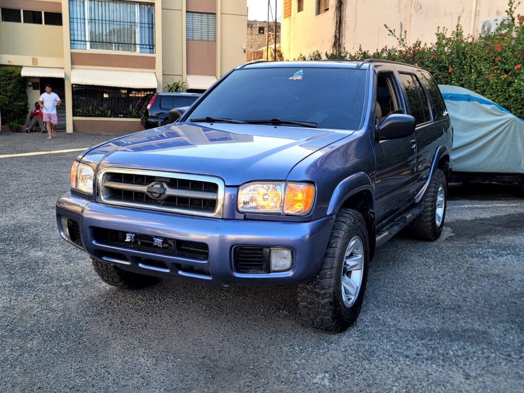 Nissan Pathfinder LE 2000