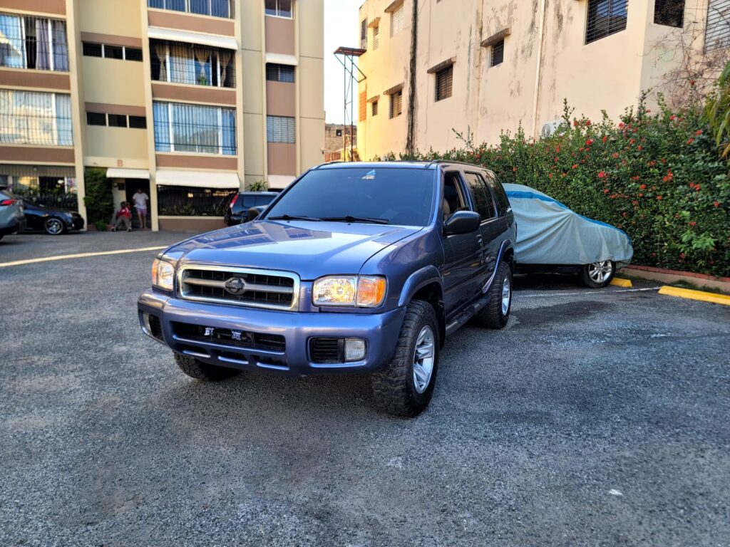 Nissan Pathfinder LE 2000