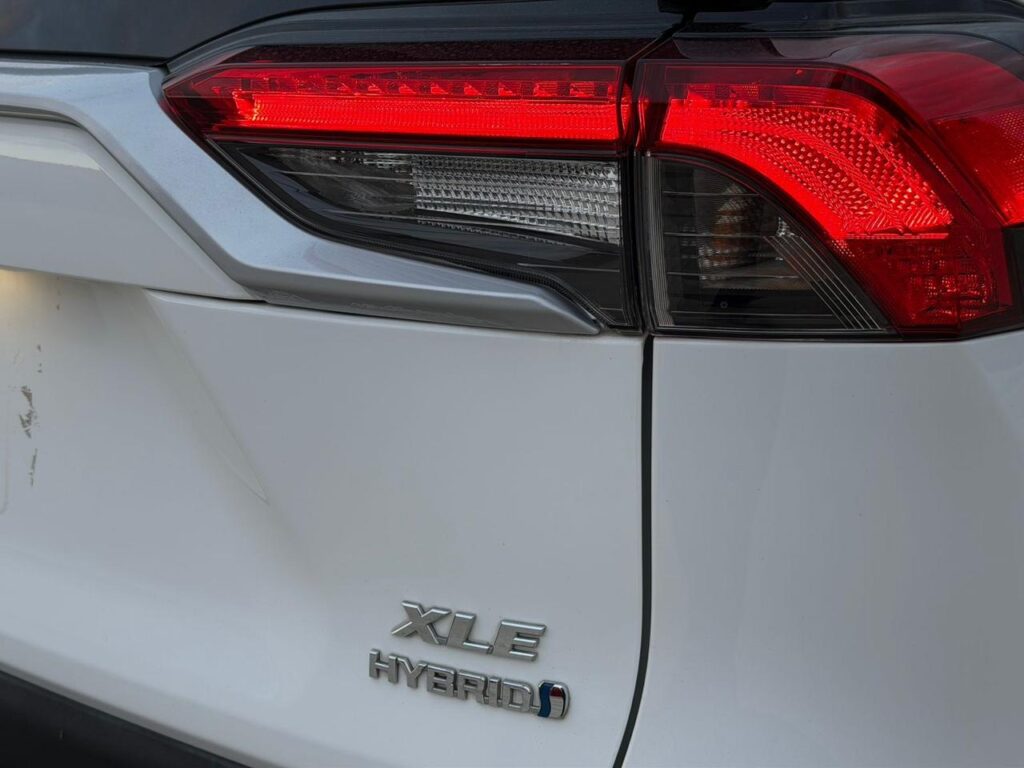Toyota RAV4 XLE Hybrid 2021