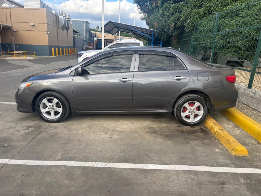 Toyota Corolla LE 2010