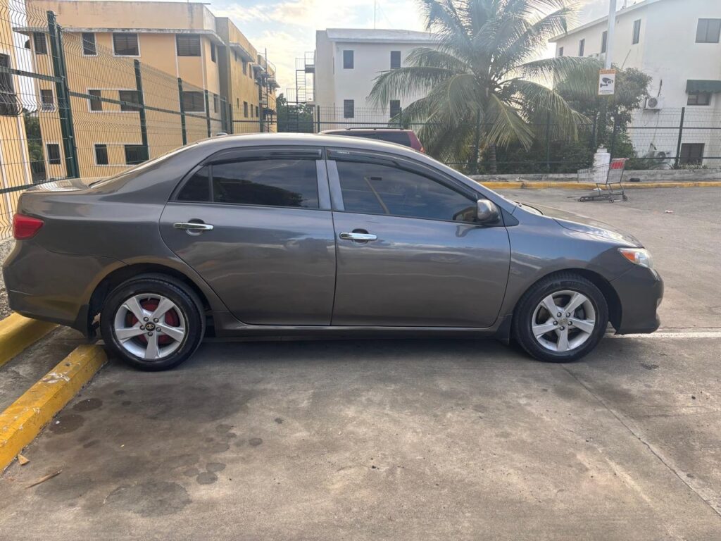 Toyota Corolla LE 2010