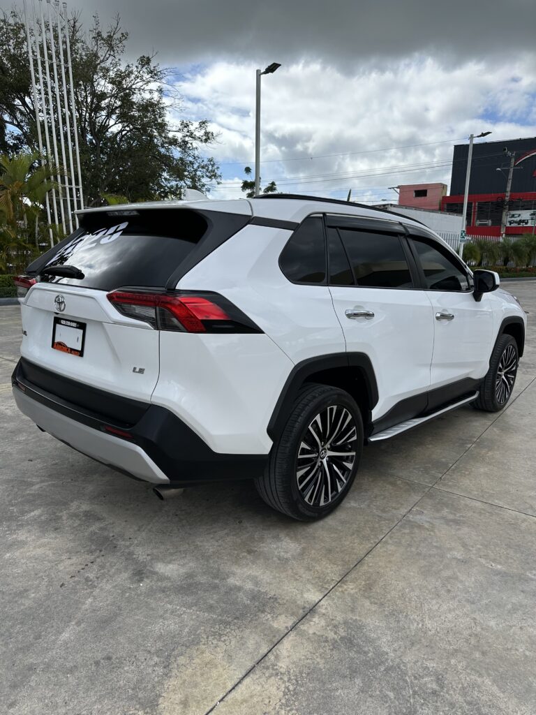 Toyota RAV4 LE Plus 2020
