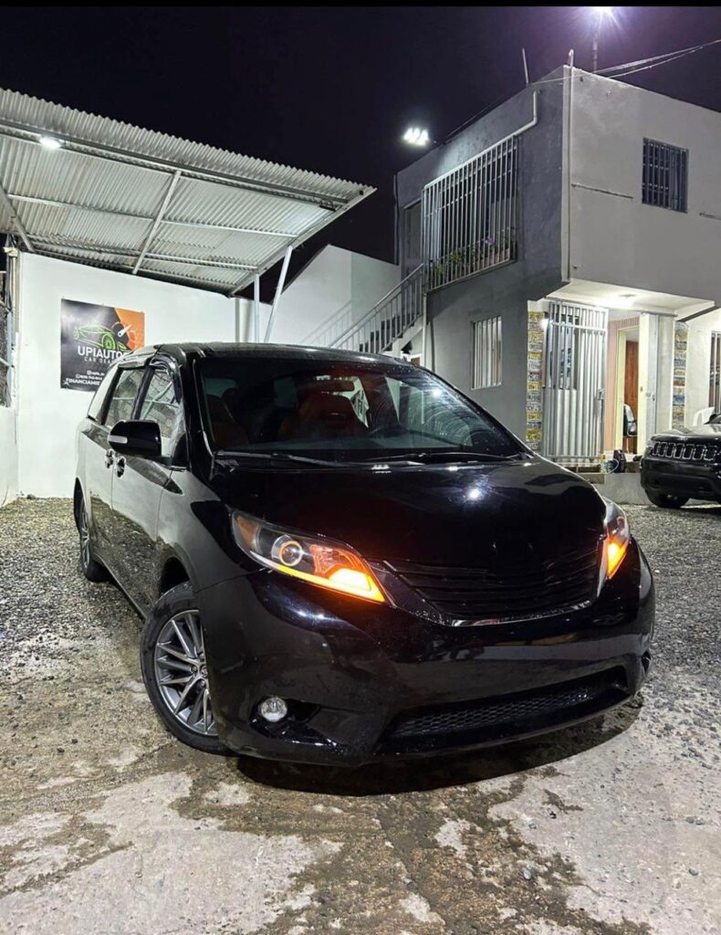 Toyota Sienna CE 2013