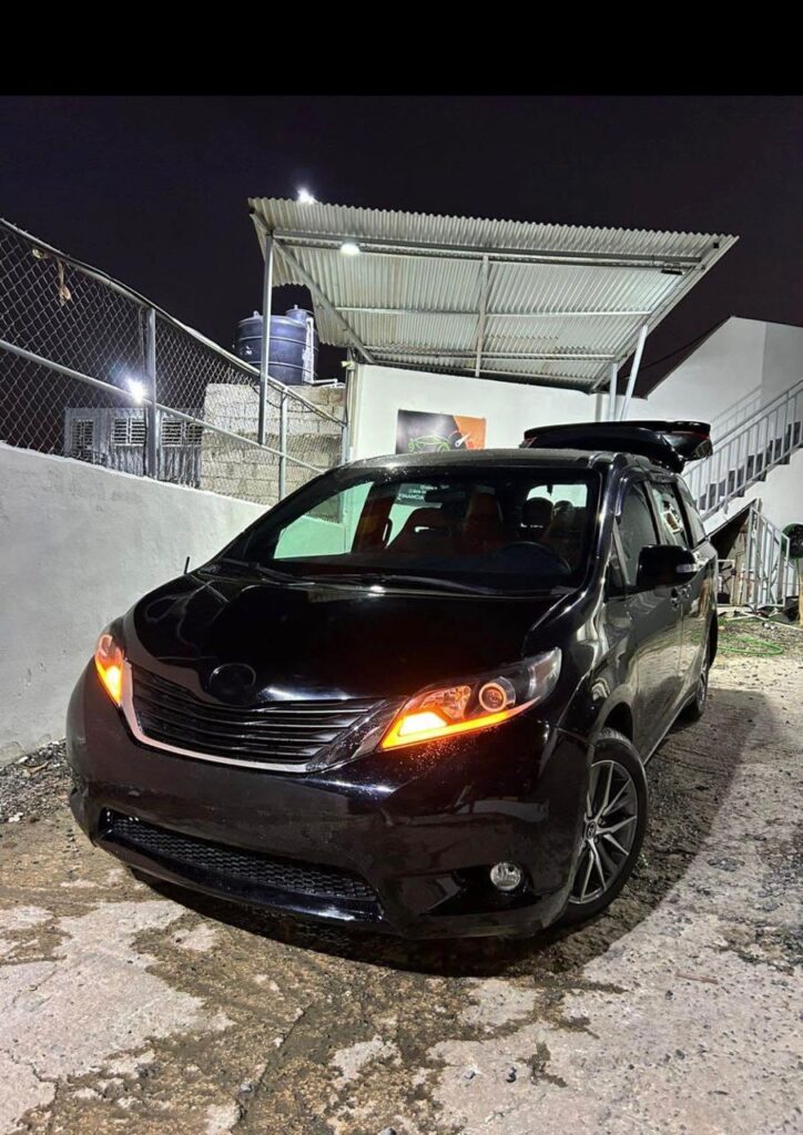 Toyota Sienna CE 2013