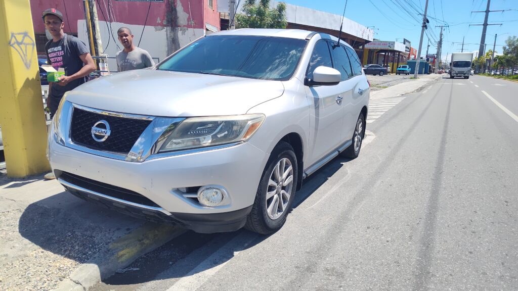 Nissan Pathfinder LE 2014