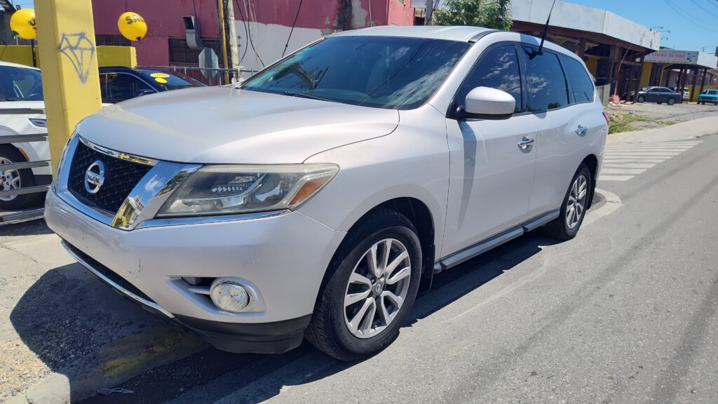 Nissan Pathfinder LE 2014