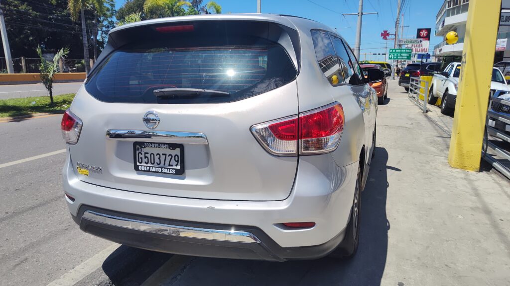 Nissan Pathfinder LE 2014