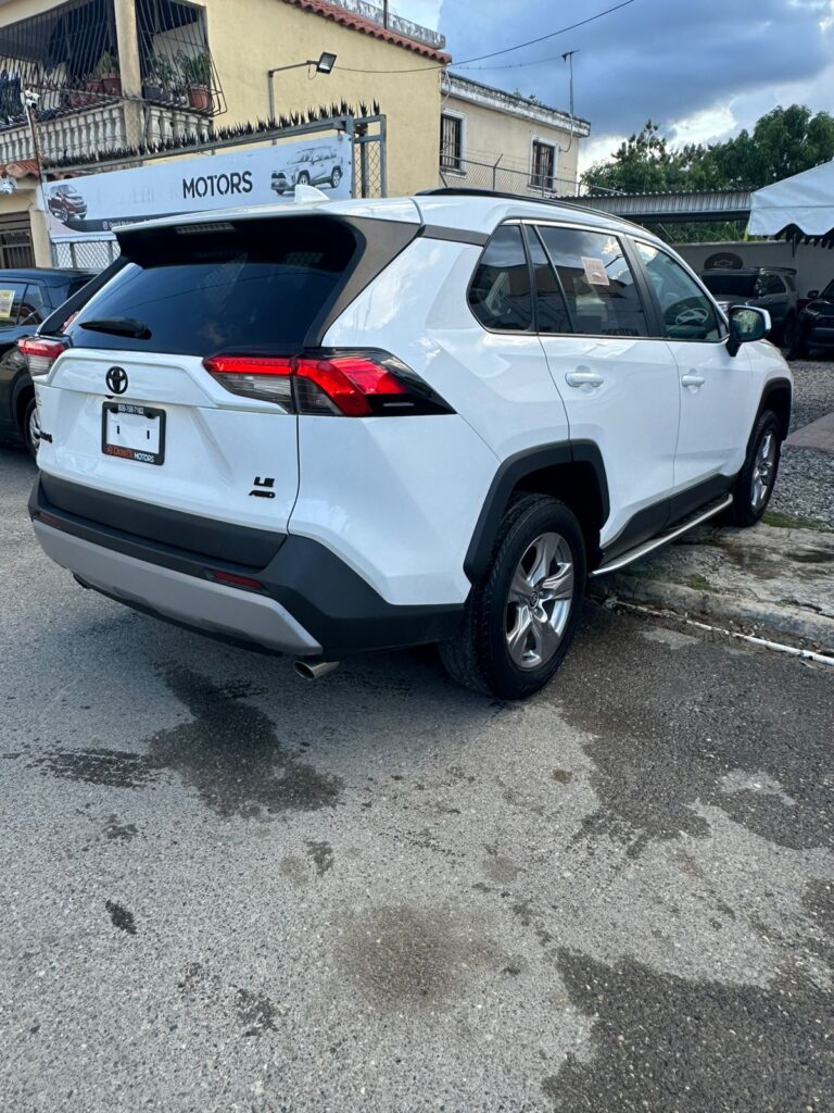 Toyota RAV4 LE 2020