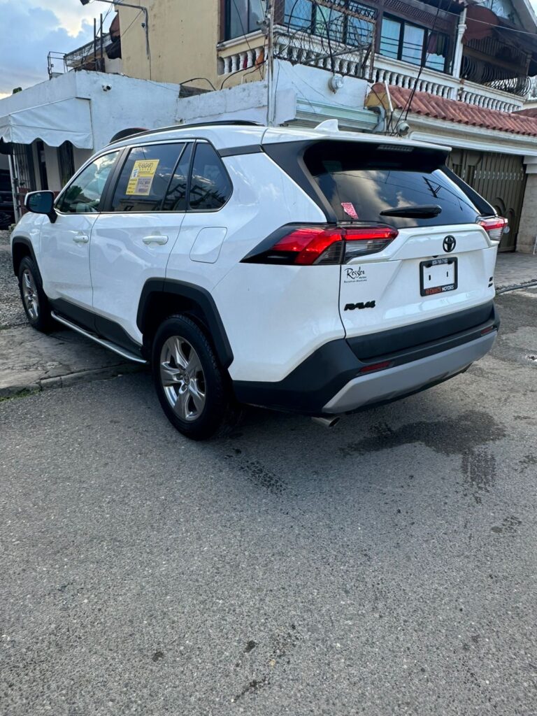 Toyota RAV4 LE 2020