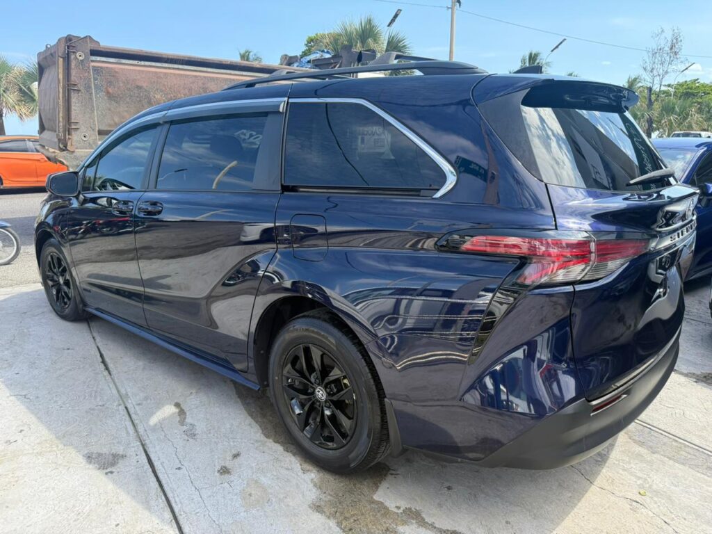 Toyota Sienna LE 2021