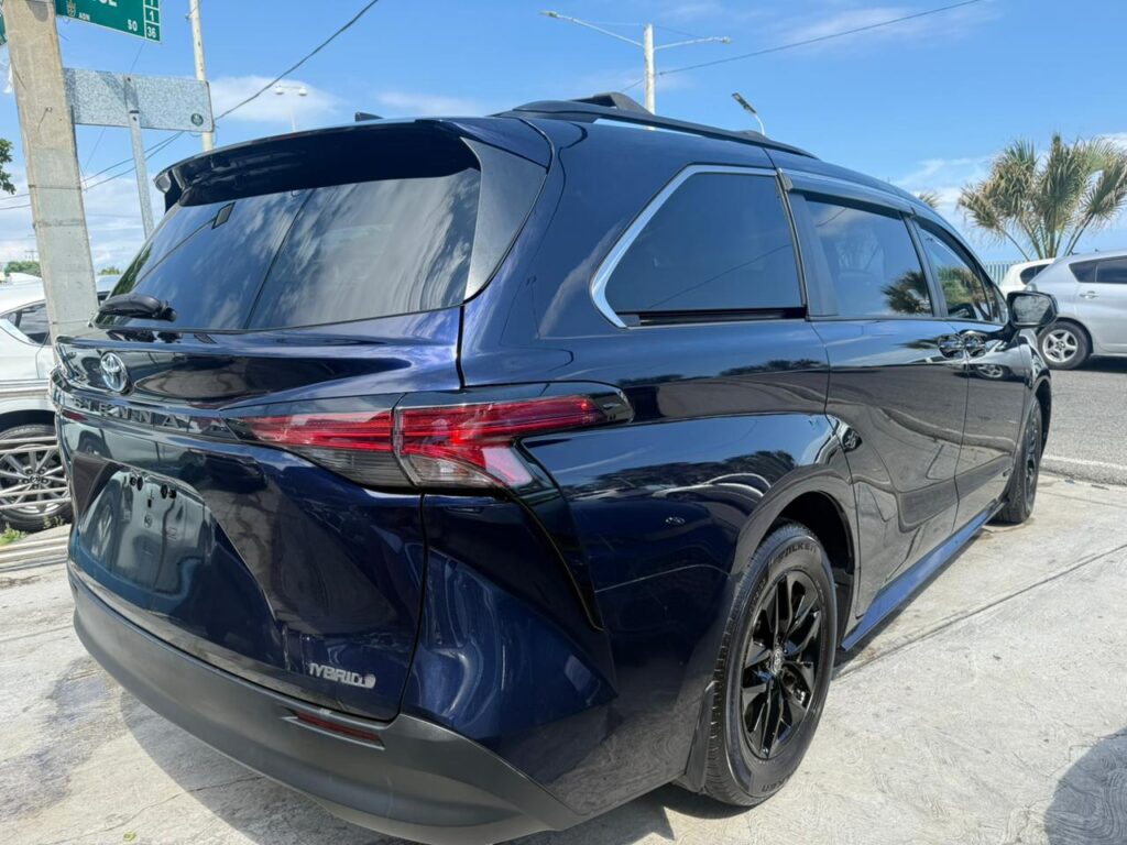 Toyota Sienna LE 2021
