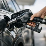 ¿Llenar el tanque "hasta el tope"? Por qué ese último clic podría costarte una fortuna en reparaciones