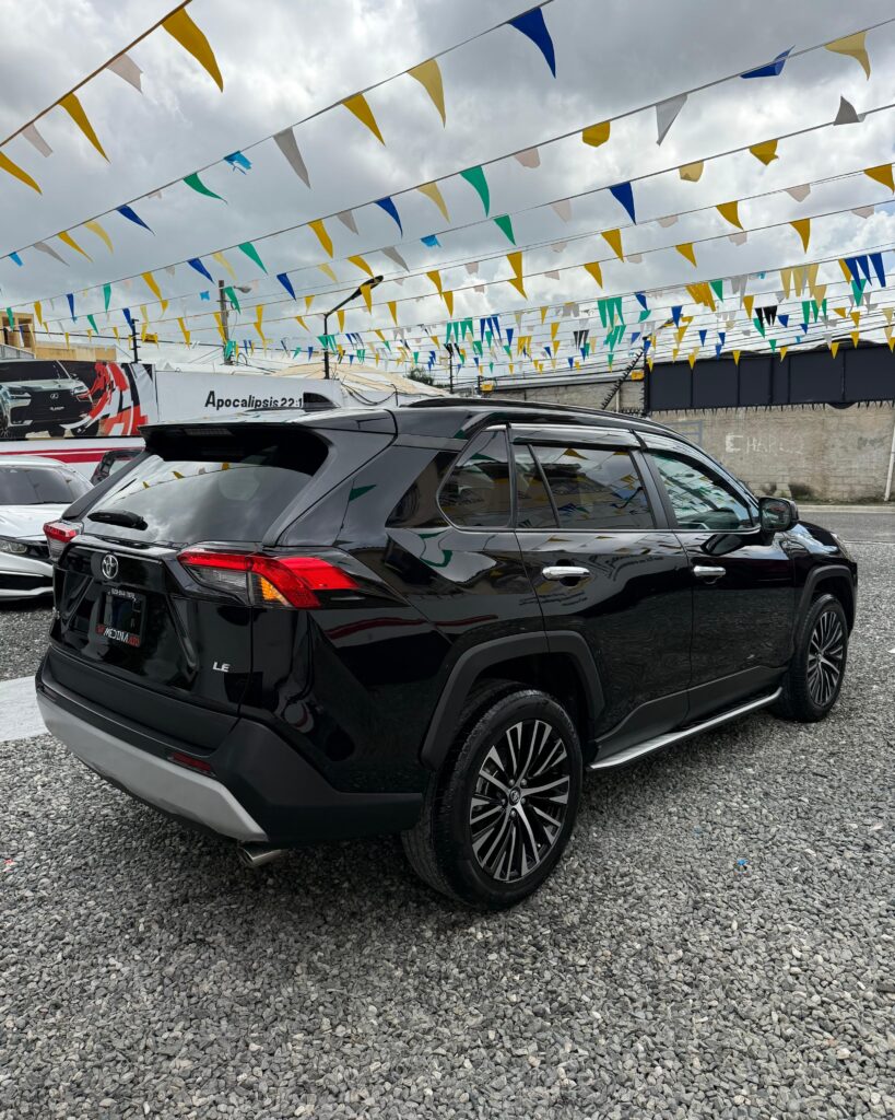 Toyota RAV4 LE 2021