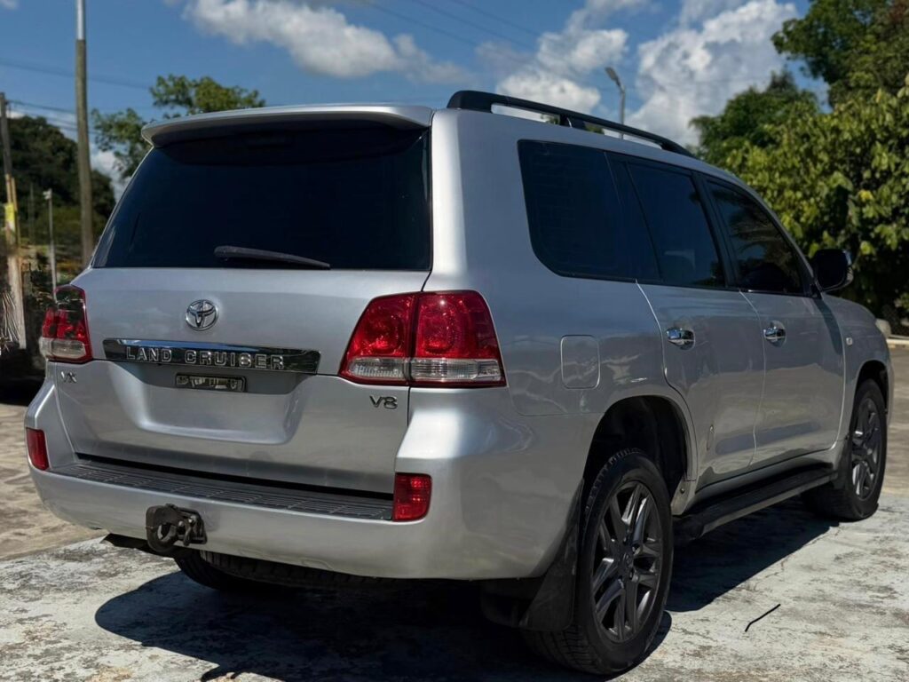 Toyota Land Cruiser VX 2011