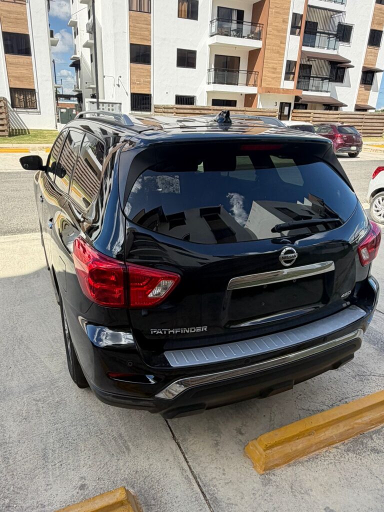 Nissan Pathfinder LE 2020