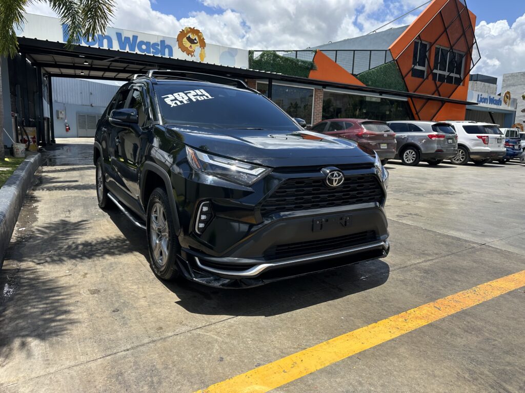 Toyota RAV4 XLE 2024