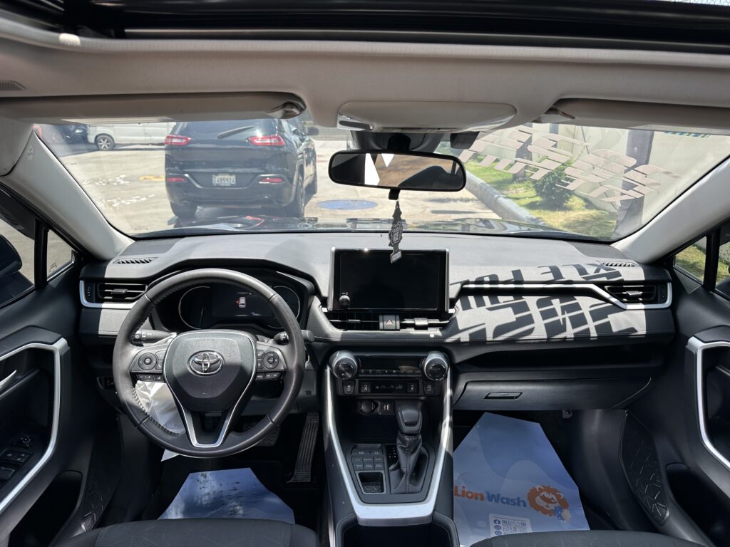 Toyota RAV4 XLE 2024