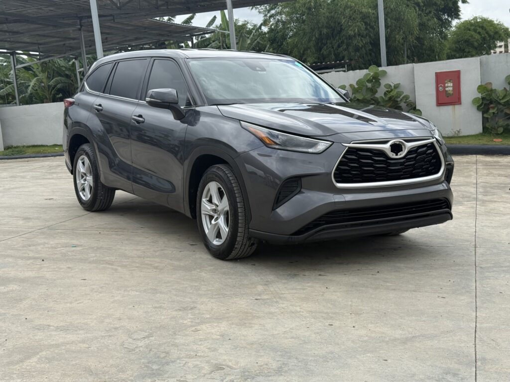 Toyota Highlander LE 2021