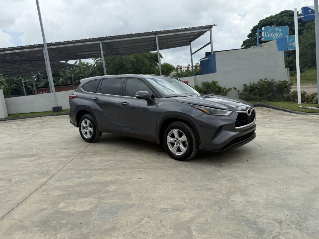Toyota Highlander LE 2021