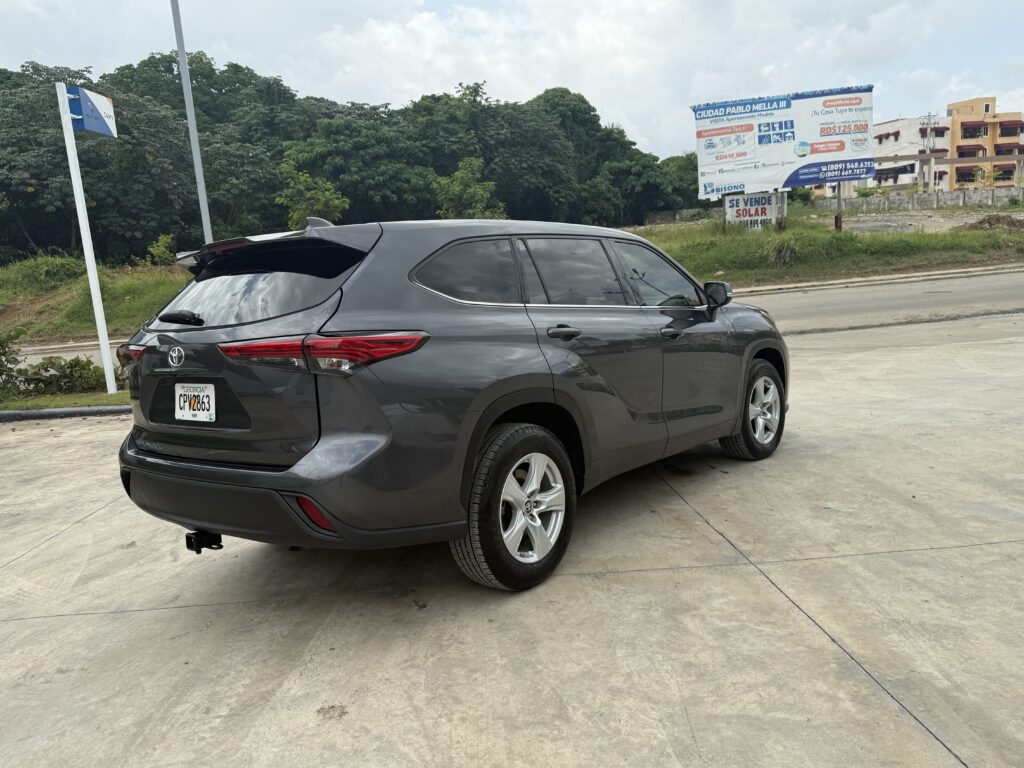 Toyota Highlander LE 2021