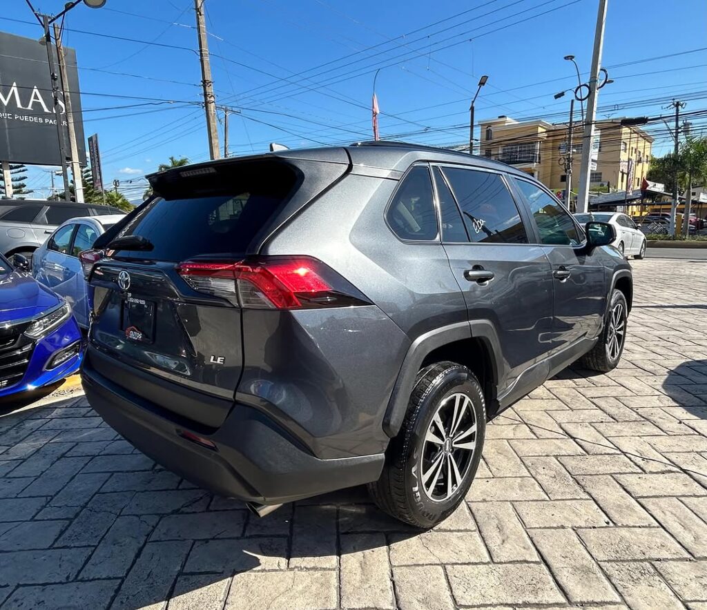 Toyota RAV4 LE 2021