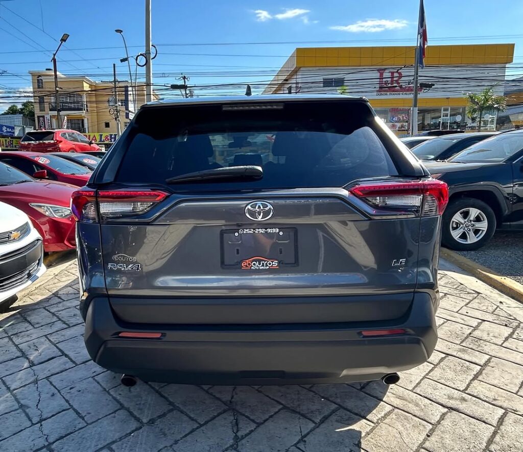 Toyota RAV4 LE 2021