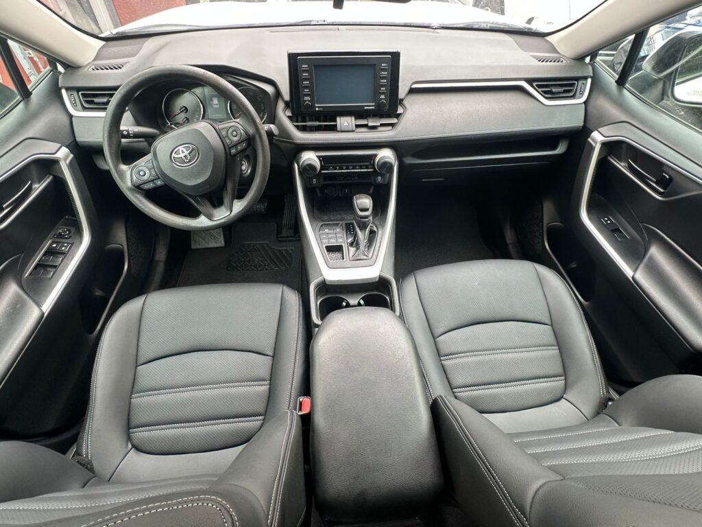Toyota RAV4 LE 2020