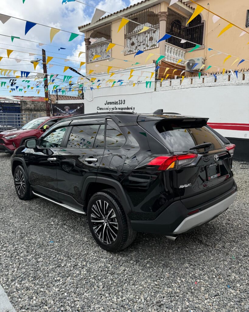 Toyota RAV4 LE 2021