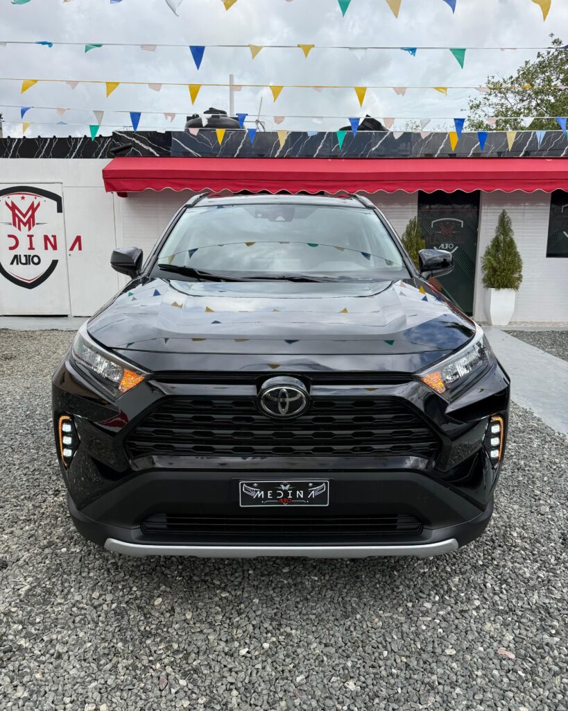 Toyota RAV4 LE 2021
